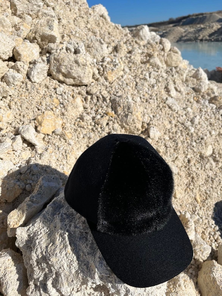 Cap with Seal fur - Black - Image 6