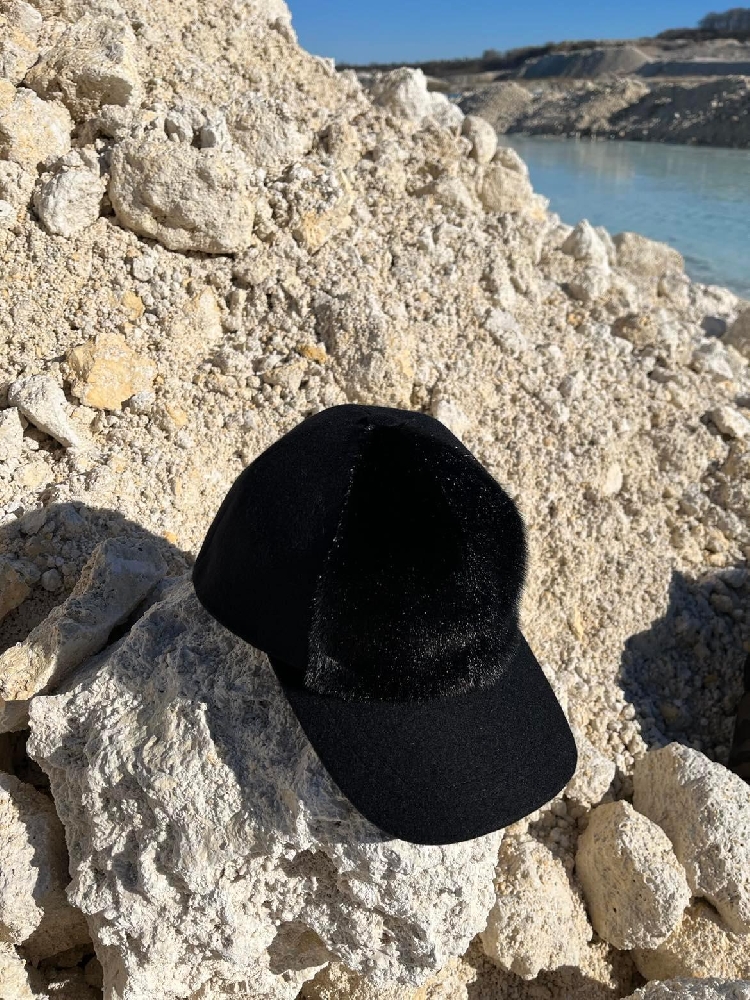 Cap with Seal fur - Black - Image 7